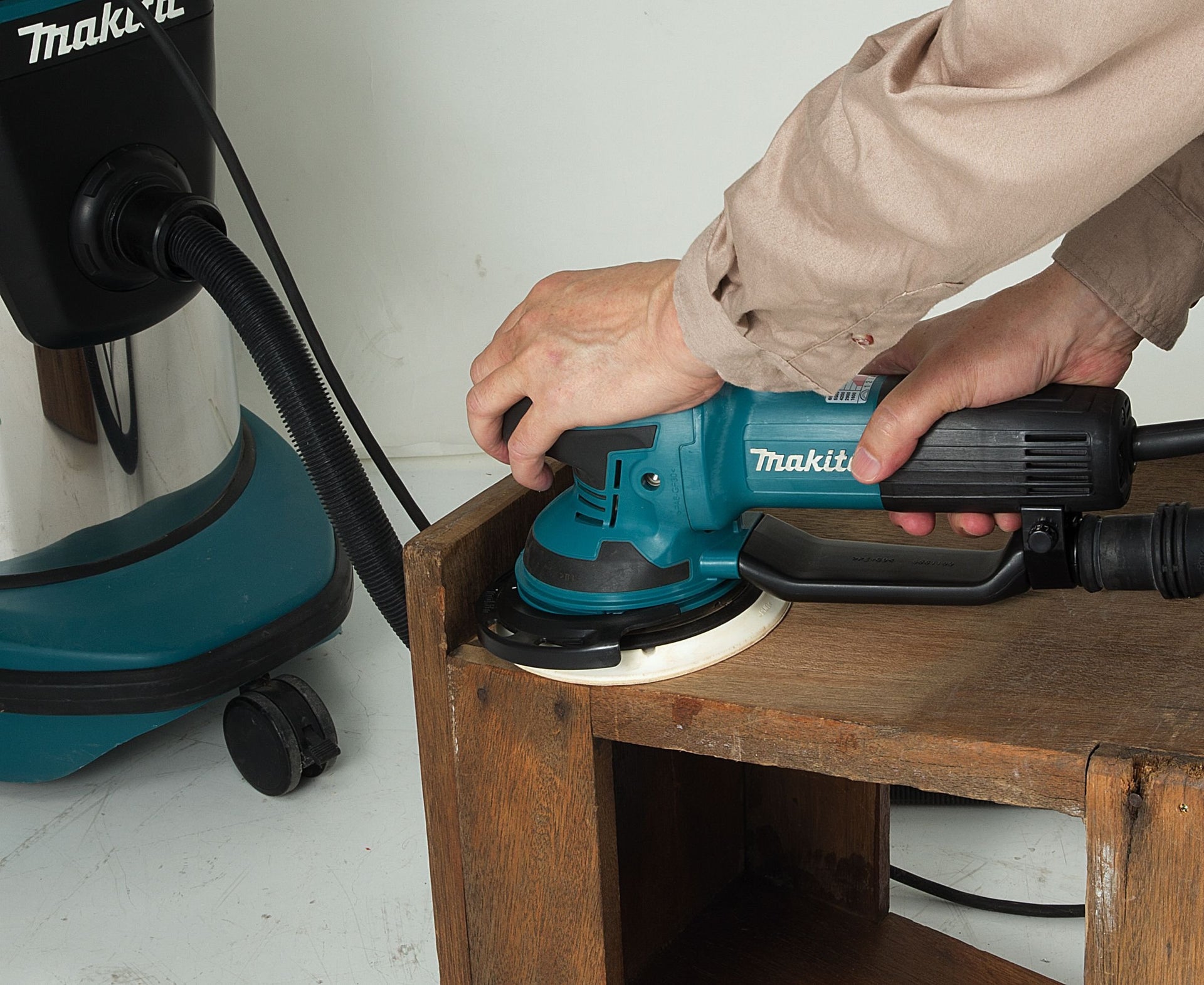 Makita BO6050J/2 240 V 150 mm Random Orbit Sander - Blue/Black by Makita